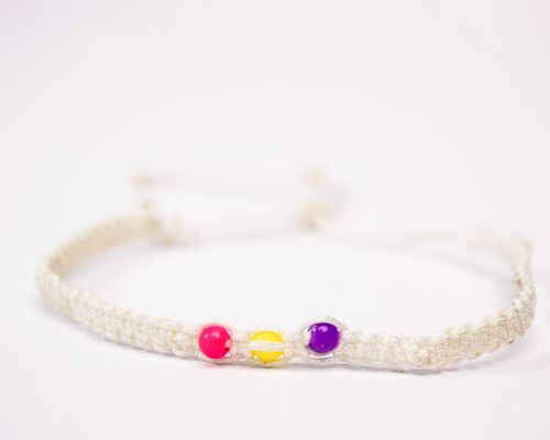 Pulsera de chaquira con técnica tejida y dije