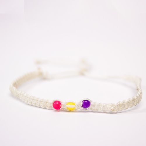 Pulsera de chaquira con técnica tejida y dije