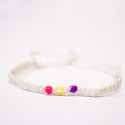 Pulsera de chaquira con técnica tejida y dije